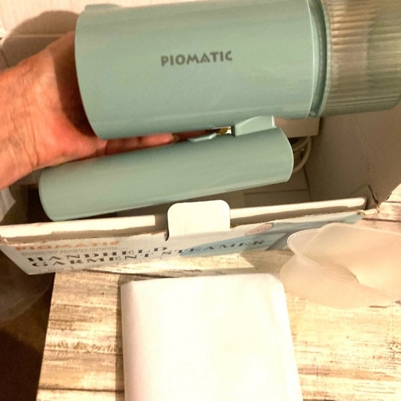 GIFTED. Hand Held Garment Steamer - Picture 4 of 6